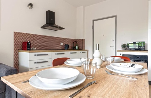 Stazione Apartment | Bilocale rosa con terrazzo 5 minuti dalla stazione