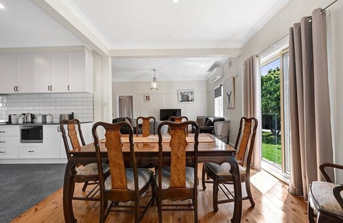 Orange House | Bindi Cottage | Classic Charm, Short Stroll to CBD