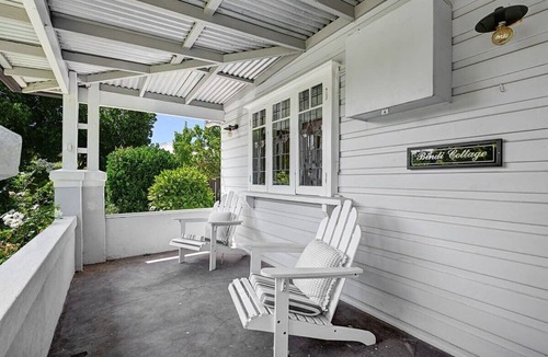 Orange House | Bindi Cottage | Classic Charm, Short Stroll to CBD