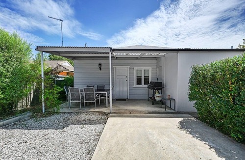 Orange House | Bindi Cottage | Classic Charm, Short Stroll to CBD