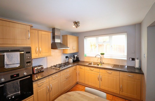 Binfield House | Binfield: Spacious Spectacular Five Bedroom House