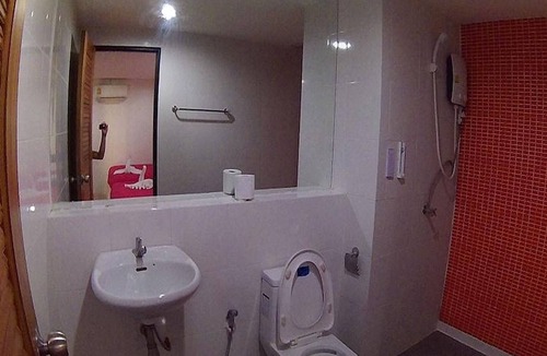Ban Bang Saen Hotel | Bird Hotel