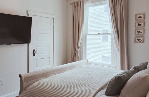 Berkeley Springs Bed & Breakfast | Bird Nest Suite In Town!- Inside Grand Castalian Bed and Breakfast