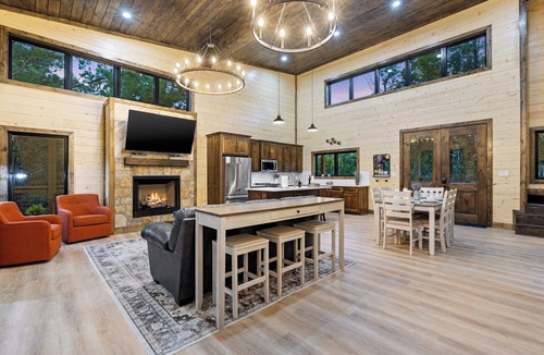 Broken Bow Cabin | Bird's-Eye Mountain Views | Hot Tub · Sunset Deck