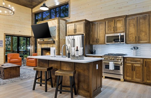 Broken Bow Cabin | Bird's-Eye Mountain Views | Hot Tub · Sunset Deck