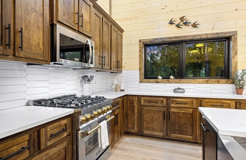 Broken Bow Cabin | Bird's-Eye Mountain Views | Hot Tub · Sunset Deck