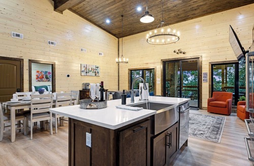 Broken Bow Cabin | Bird's-Eye Mountain Views | Hot Tub · Sunset Deck