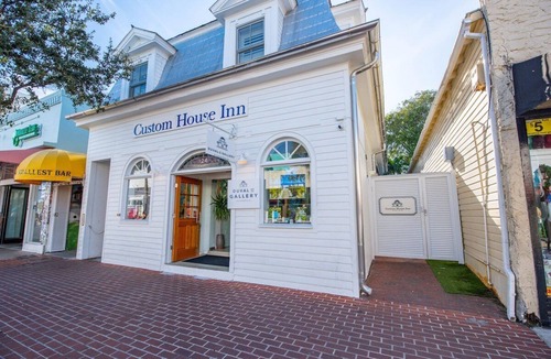 Historic Seaport Apartment | Birds of a Feather at Custom House Inn | Perfect Stay on Duval Street!