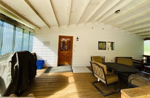 Cloverdale House | Birds Paradise - Private, peaceful retreat with a hot tub