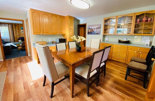Cloverdale House | Birds Paradise - Private, peaceful retreat with a hot tub