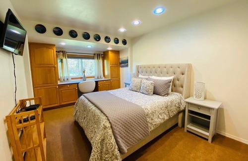 Cloverdale House | Birds Paradise - Private, peaceful retreat with a hot tub