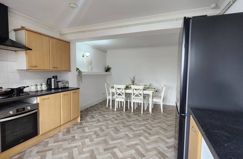 Great Barr House | Birmingham Contractor Stay, 5 Bed, Private Parking, Near M6, Groups