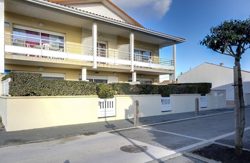 Biscarrosse Plage Apartment | Biscarrosse: Appartement T3, 2 Chambres, Terrasse, Parking Privé à 50m de la Plage