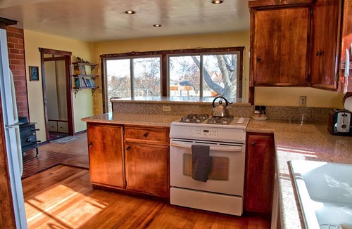 West Bishop House | Bishop Farmhouse, Sits on 1 acre, Peaceful and relaxing.
