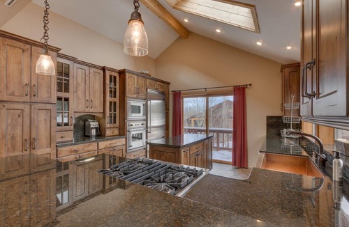 Truckee House | Bitter Brush- Luxury 4BR Hot Tub- Pool Table- HOA Pool, Tennis, Dog OK