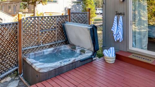 Oregon Water Wonderland House | Black Bear Cabin by AvantStay