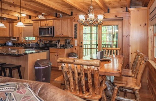Rockbridge Cabin | Black Bear Hideaway: 5 BR, bear-themed, pet-friendly lodge for 14: Hocking Hills