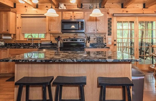 Rockbridge Cabin | Black Bear Hideaway: 5 BR, bear-themed, pet-friendly lodge for 14: Hocking Hills