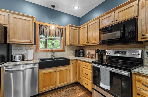 Indian Point Cabin | Black Bear Lodge by Silver Dollar City! Hot Tub!