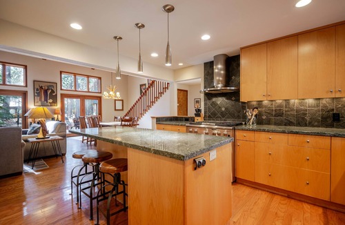 Black Butte Ranch House | Black Butte Ranch Retreat w/Hot Tub & EV Charger