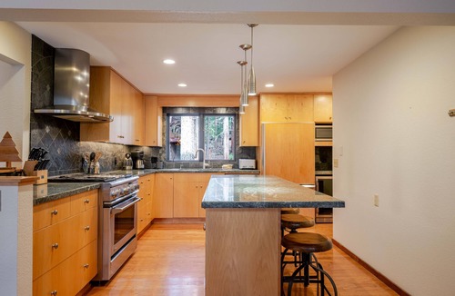 Black Butte Ranch House | Black Butte Ranch Retreat w/Hot Tub & EV Charger