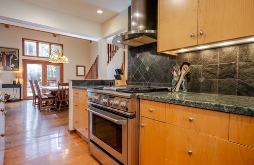 Black Butte Ranch House | Black Butte Ranch Retreat w/Hot Tub & EV Charger