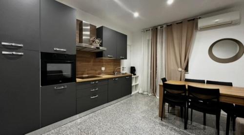 Bernalda Apartment | Black Daisy