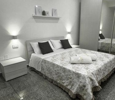 Bernalda Apartment | Black Daisy