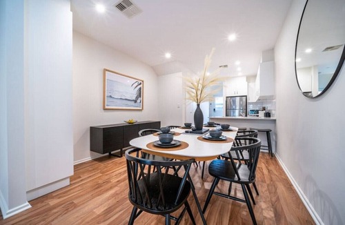 Brompton Apartment | Black Oak at Brompton – Contemporary Parkside Stay