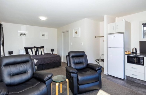 Geraldine Hotel | Black on Grey Motel