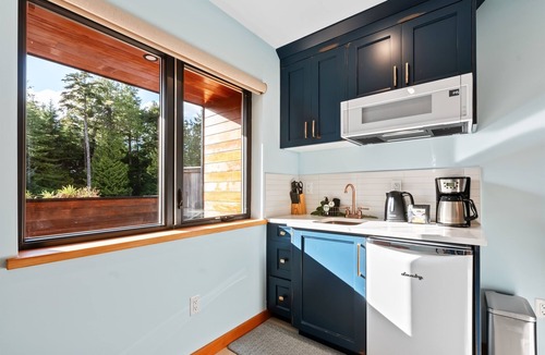 Ucluelet Apartment | Black Pearl #1-Studio I Sun Deck I Little Beach