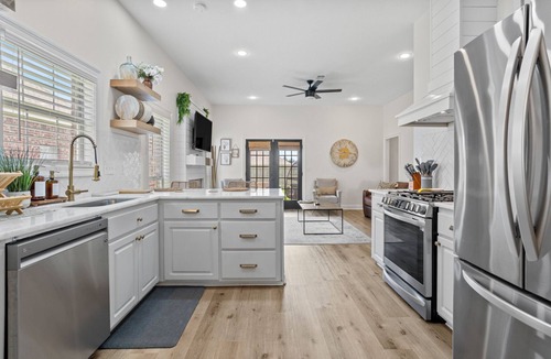 Pearl House | "Black Pearl: Luxury Home, Near Amenities, Sleeps 6"
