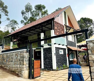 Chinnakanal House | Black stone