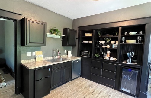 Riverwest House | Black swan Spacious 3-bedroom house in charming Milwaukee with AC