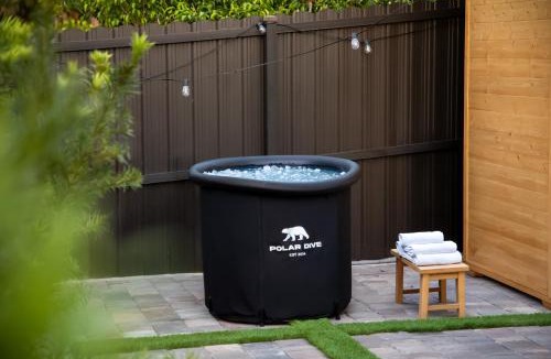 East Naples Apartment | Black Vanilla Luxe Retreat - Sauna, Cold Plunge & Pure Relaxation