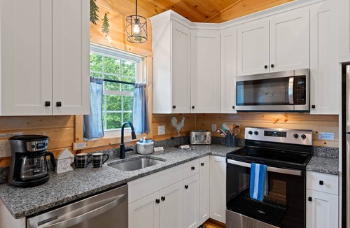Stanley Cabin | Black Walnut Cottage: A Romantic Couple's Cabin!