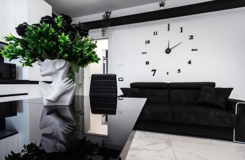 Saronno Apartment | Black & White or Pop Art - Design Apartments with Parking & WiFi