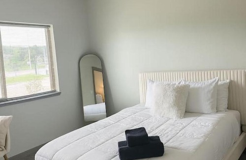 Downtown Des Moines Apartment | Blackbeam Suite
