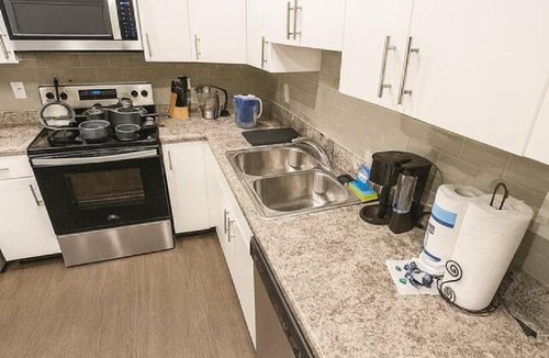 Downtown Des Moines Apartment | Blackbeam Suite