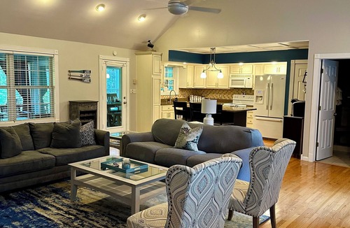 Somerset House | Blackbeard’s Lakefront Bungalow - convenient location with year-round lake views