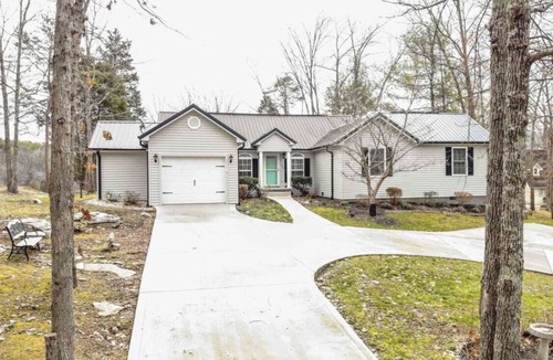Somerset House | Blackbeard’s Lakefront Bungalow - convenient location with year-round lake views