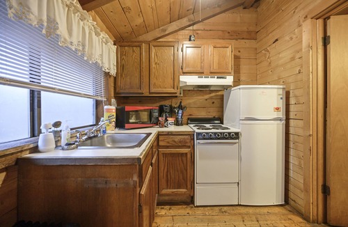 Broken Bow Cabin | Blackberry Bungalow | Sleeps 4 | Fireplace, Fire Pit & Near Beavers Bend