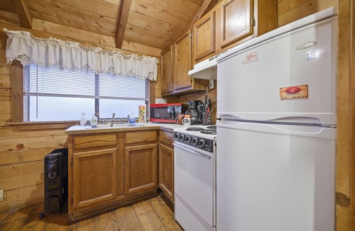 Broken Bow Cabin | Blackberry Bungalow | Sleeps 4 | Fireplace, Fire Pit & Near Beavers Bend
