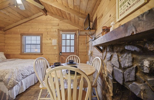 Broken Bow Cabin | Blackberry Bungalow | Sleeps 4 | Fireplace, Fire Pit & Near Beavers Bend