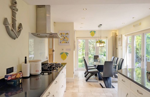 Bosham Cottage | Blacksmiths Cottage - a cottage that sleeps 10 guests in 4 bedrooms
