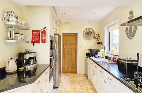 Bosham Cottage | Blacksmiths Cottage - a cottage that sleeps 10 guests in 4 bedrooms
