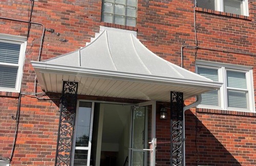 Joslyn Castle Apartment | Blackstone & UNMC, Midtowm Charm