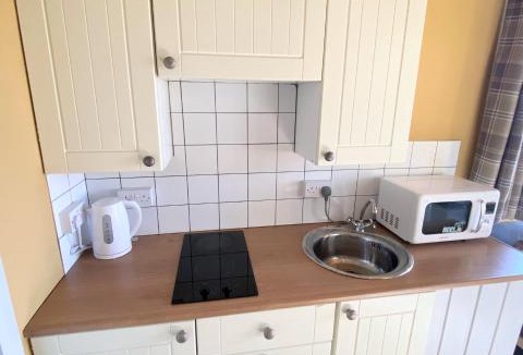 Kelty Cabin | Blair Tiny House with Private Hot Tub - Fife - Loch Leven - Lomond Hills