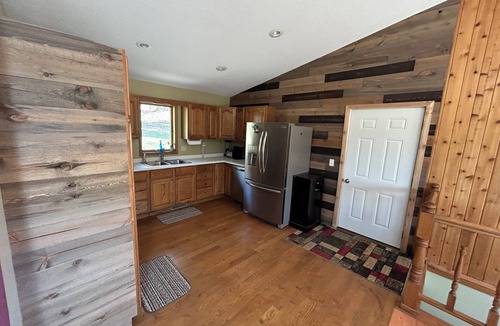 Viola House | Blakley Hobbit Charming 2-bedroom country house with AC, WiFi in soothing Viola