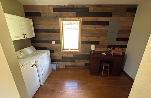 Viola House | Blakley Hobbit Charming 2-bedroom country house with AC, WiFi in soothing Viola